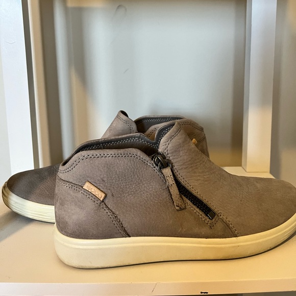 ecco side zip bootie